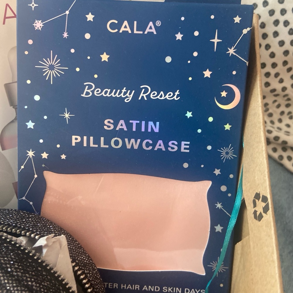 Self care gift box 🎁 scrub, SkinnyDip London Rhinestone bag, & pamper box - Picture 6 of 11